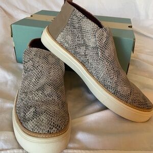 Toms, Cobblestone Snake Printed Suede, size 9
